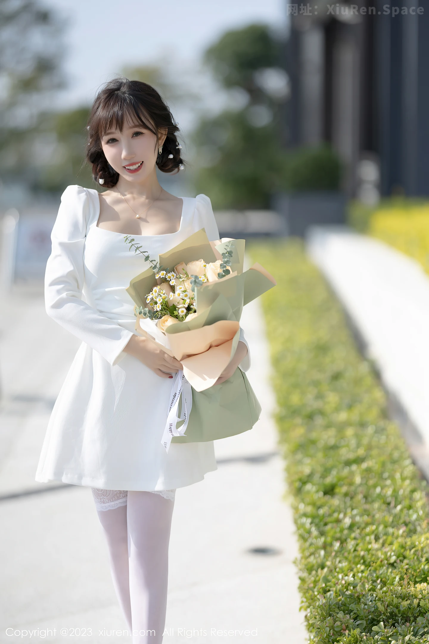 图片[3]-[XiuRen秀人网]2023.04.06 NO.6528 波巧酱 白色连衣裙与透视情趣内衣加丝袜美腿性感私房写真集-秀人网官方网站